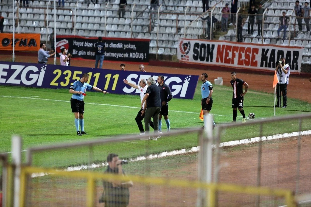 Engin İpekoğlu, ilk maçında kırmızı kart gördü
