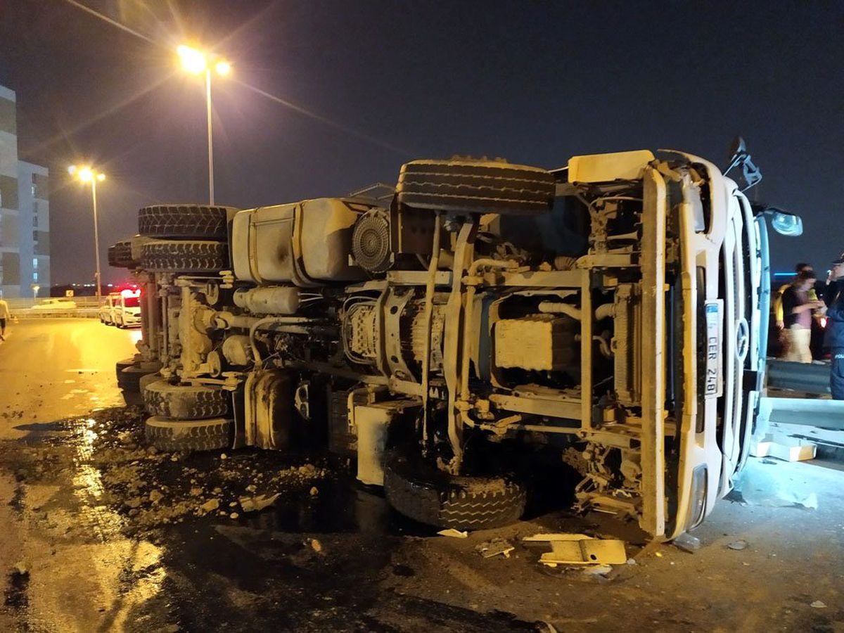 Esenler\'de hafriyat kamyonu devrildi: 1 ağır yaralı