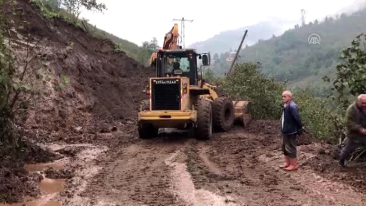 Giresun\'daki şiddetli yağış - Yol açma çalışmaları