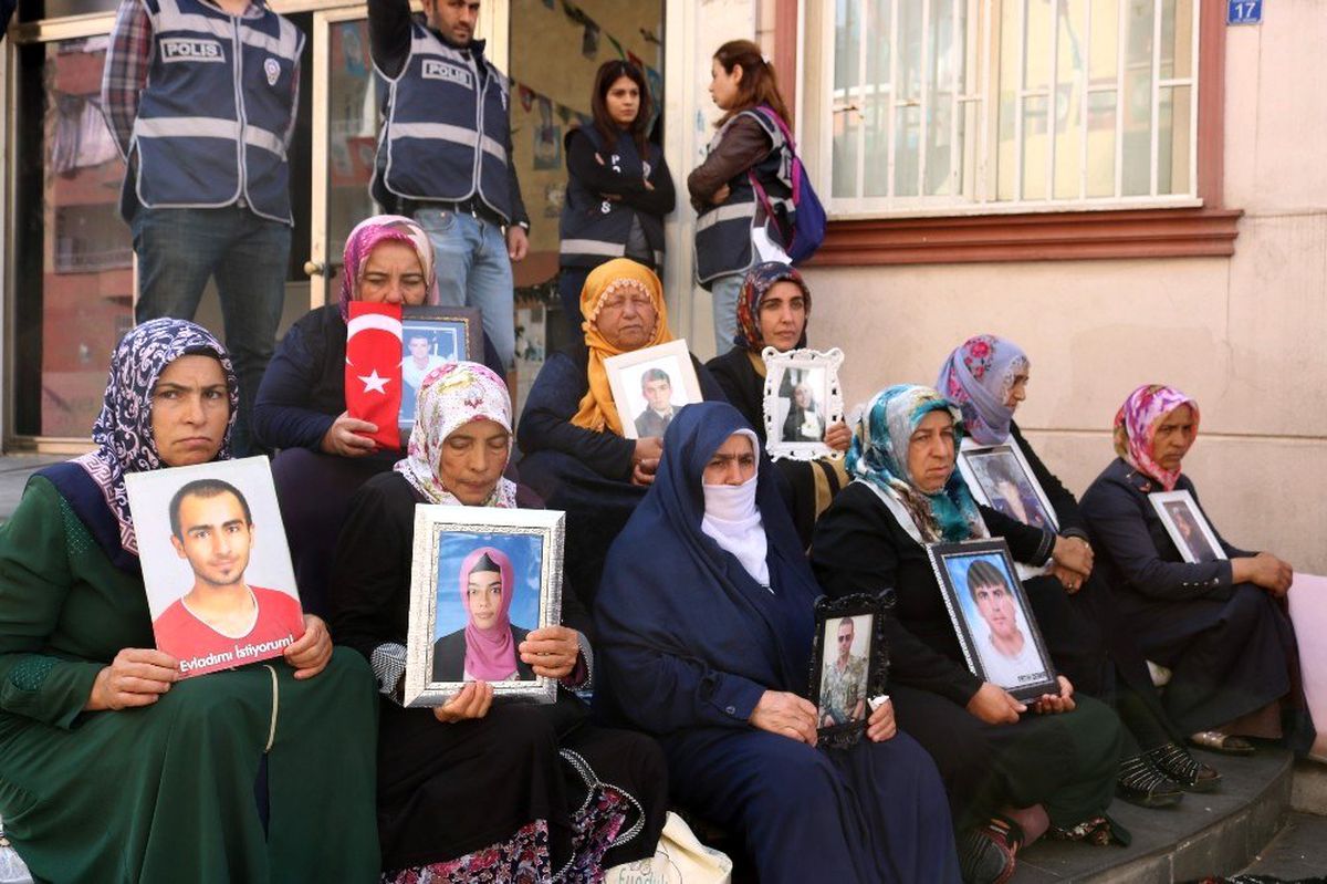 HDP önündeki ailelerin evlat nöbeti 49\'uncu gününde