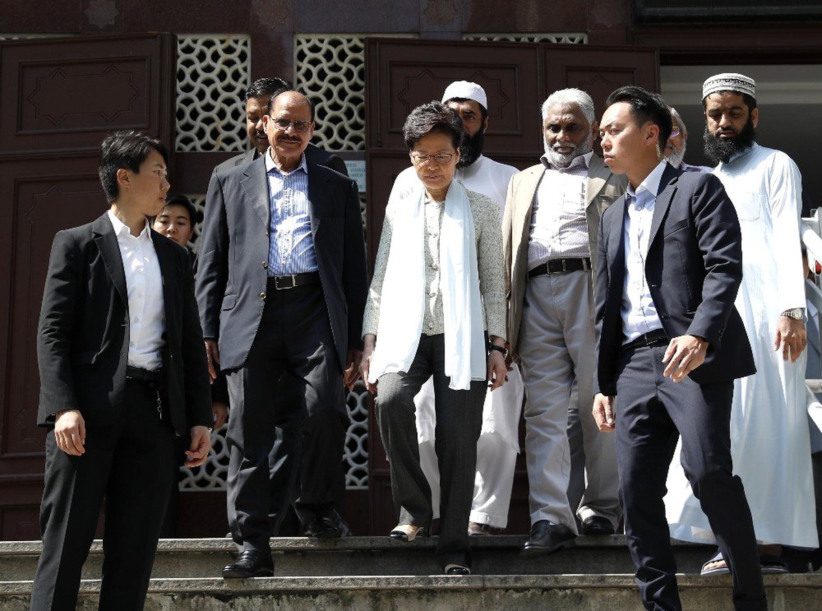 Hong Kong Lideri, polisin tazyikli su sıktığı camiyi ziyaret etti