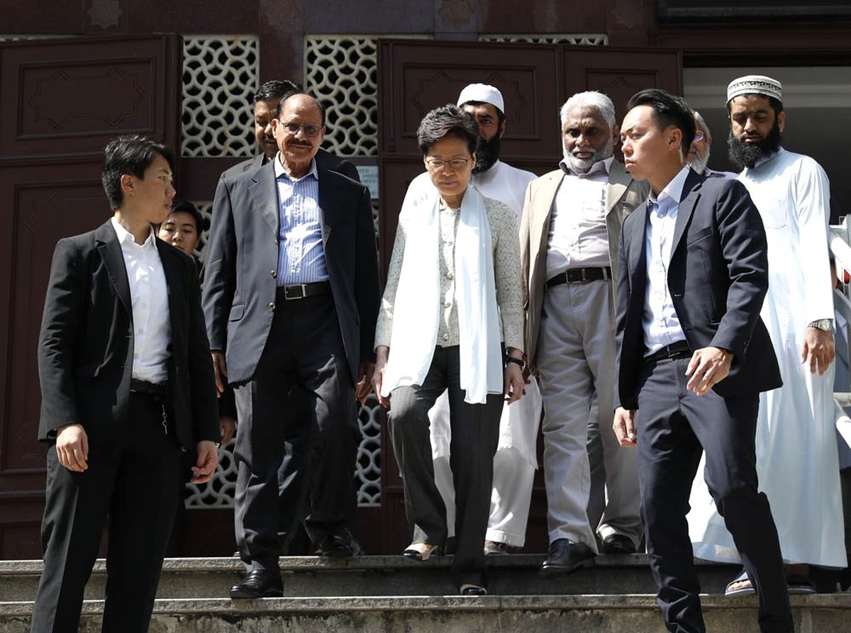Hong Kong Lideri, polisin tazyikli su sıktığı camiyi ziyaret etti