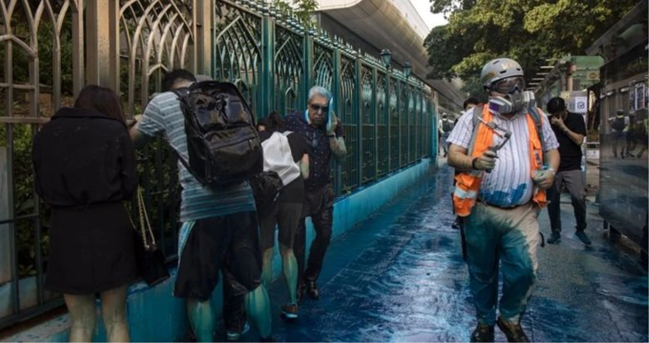 Hong Kong lideri TOMA\'lardan tazyikli su sıkılarak boyanan camiyi ziyaret edip özür diledi