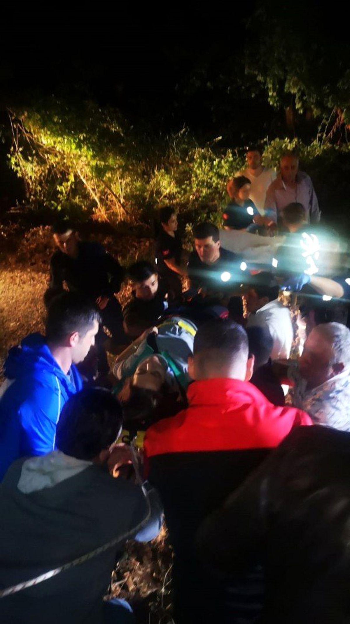 Kazada otomobilde sıkışan eşinin elini bırakmadı