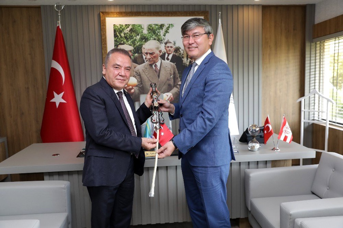Kazak Büyükelçi Başkan Böcek\'i ziyaret etti