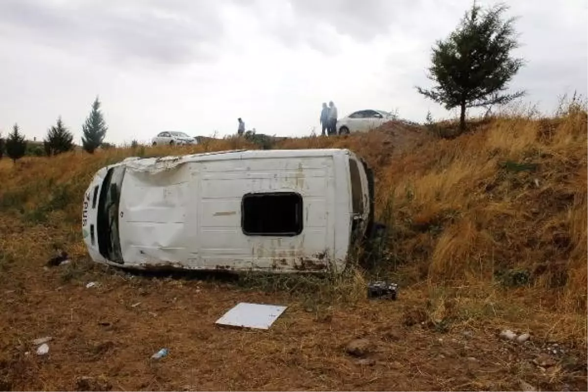 Lastiği patlayan servis minibüsü devrildi: 3 yaralı