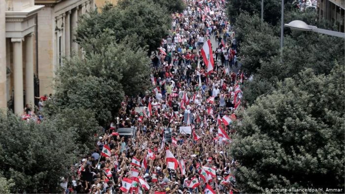 Lübnan\'da Hariri hükümeti gösterileri yatıştırmanın yolunu arıyor