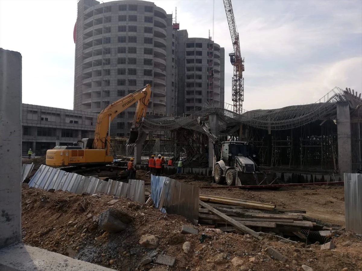 Mersin\'de hastane inşaatında çökme