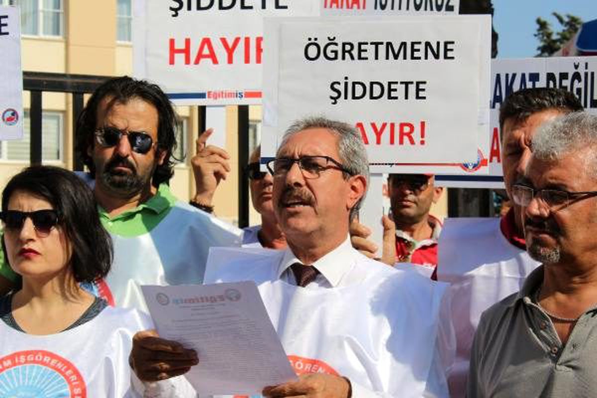 Öğretmeni dövdüğü iddia edilen müdüre, yeni okulunda tepki
