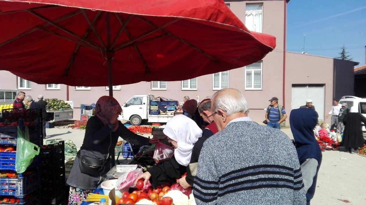 Pazaryeri\'nde kurulan köylü pazarına ilgi büyük
