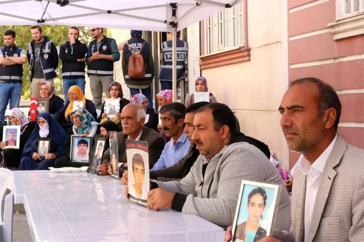 PKK, HDP önünde eylem yapan Ayşegül Biçer\'i kızları üzerinden tehdit etti