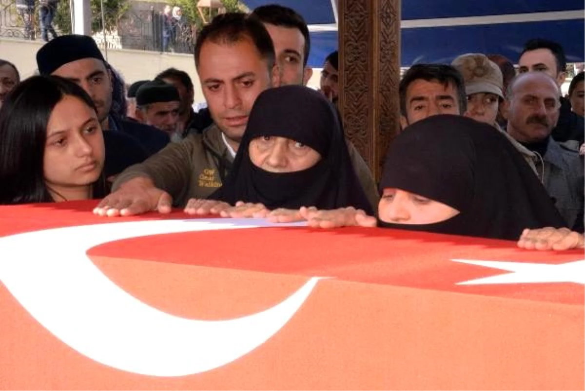 Şehit askeri, Erzurum\'da 20 bin kişi son yolculuğuna uğurladı