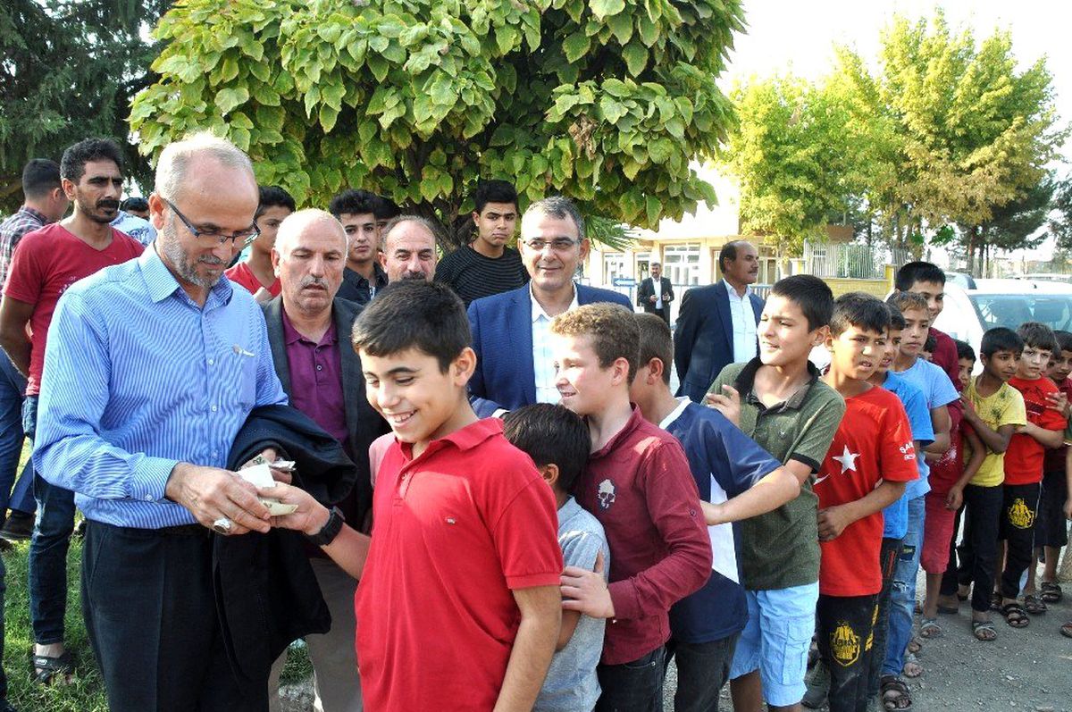 Şehit babaları sınırdaki çocuklara harçlık dağıttı