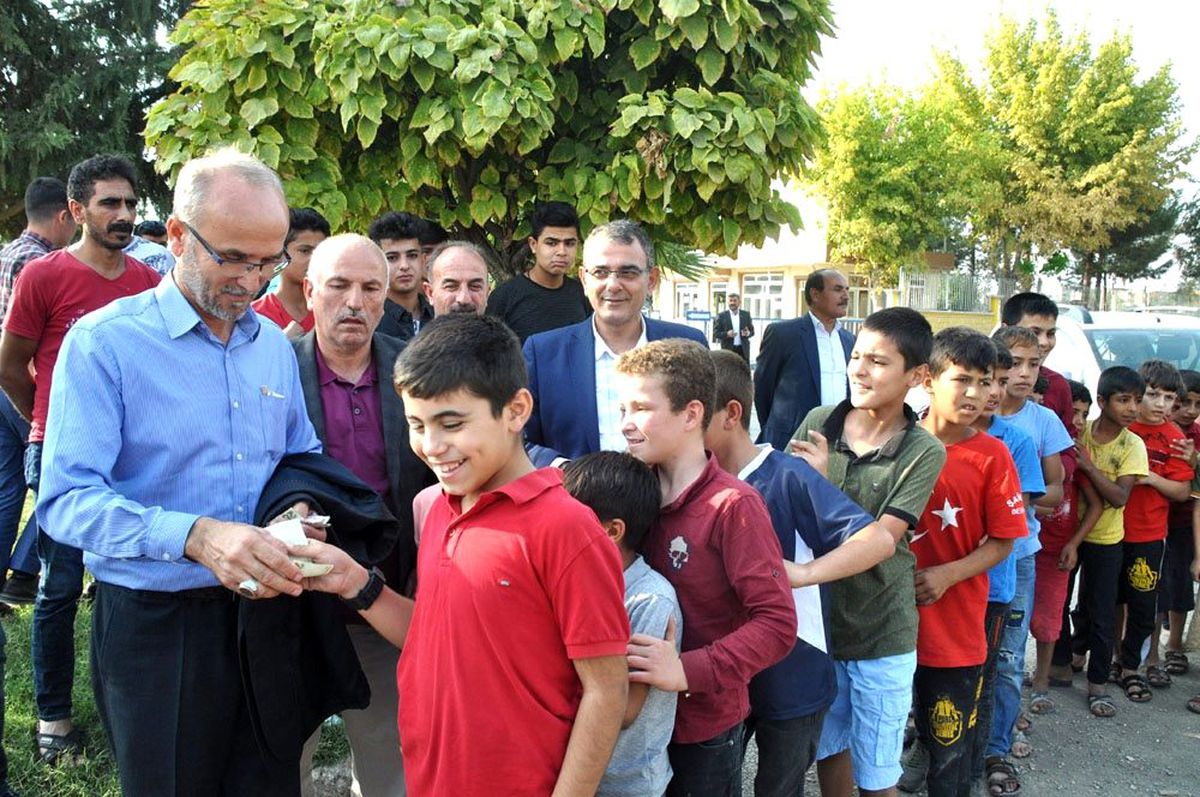Şehit babaları sınırdaki çocuklara harçlık dağıttı