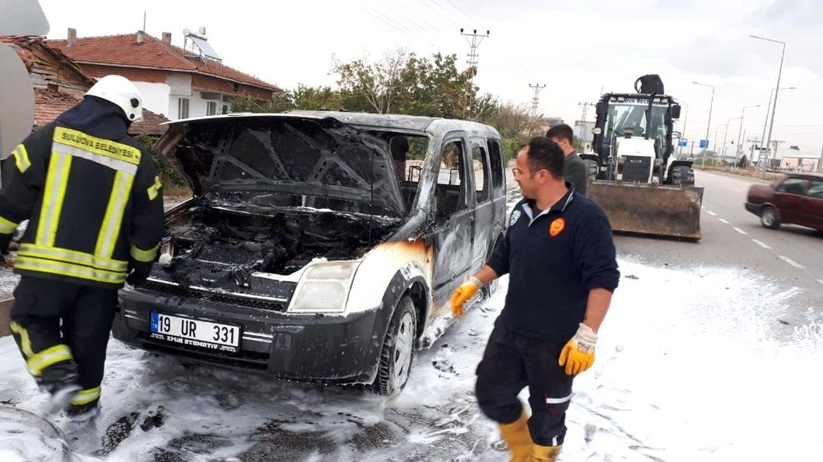 Seyir halindeki araç alev alev yandı