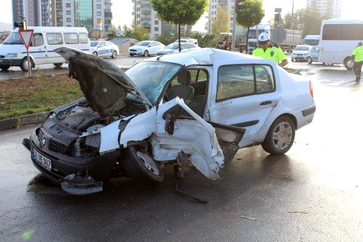 Sivas\'ta kamyonet ile otomobil çarpıştı: 4 yaralı