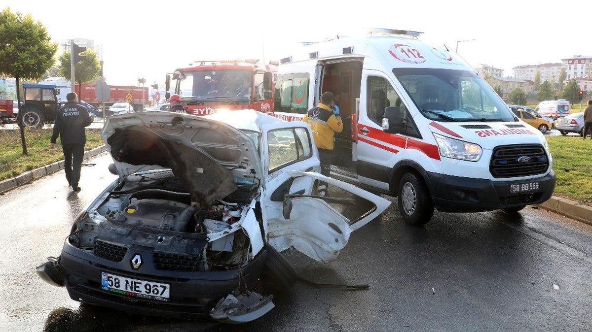 Sivas\'ta trafik kazası: 1\'i ağır 4 yaralı