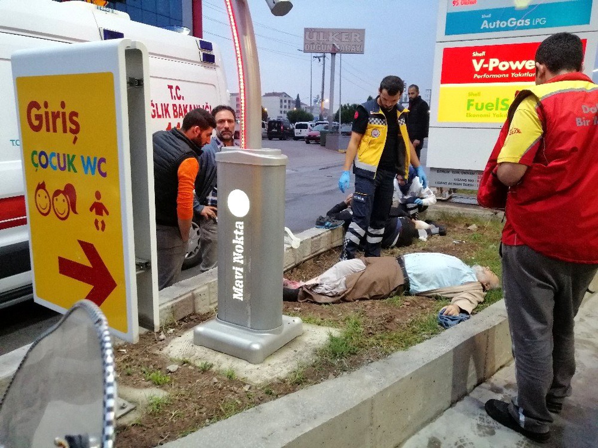 Sürücü uyuyakalınca otomobil camiden çıkan 2 kişiye çarptı