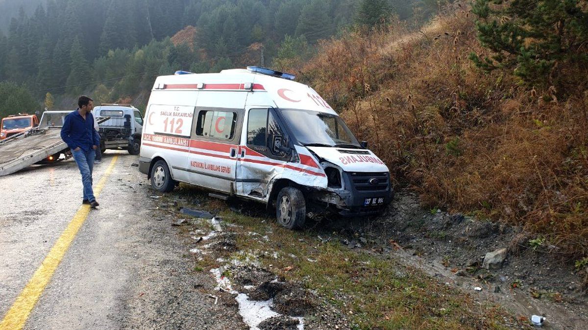 Tosya\'da ambulans otomobil ile çarpıştı, 1 yaralı