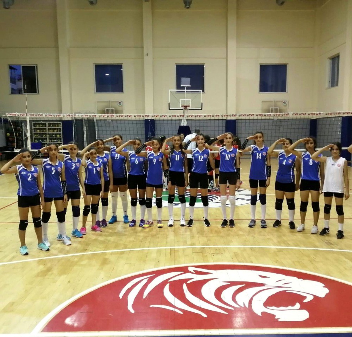 Voleybol kız voleybol takımından Mehmetçiğe selam