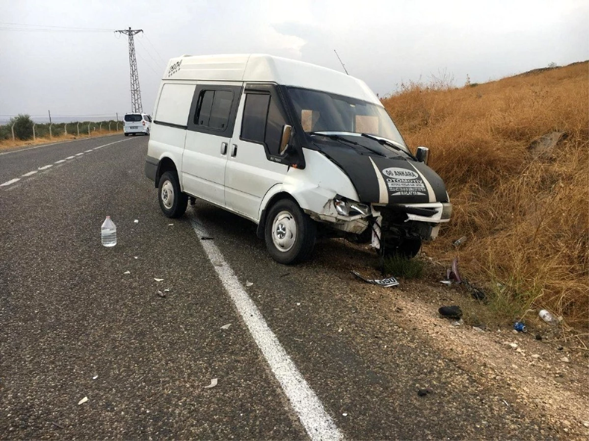 Yavuzeli\'nde trafik kazası: 2 yaralı