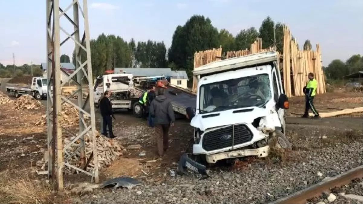 Yük treni hemzemin geçitte kamyonete çarptı: 2 yaralı