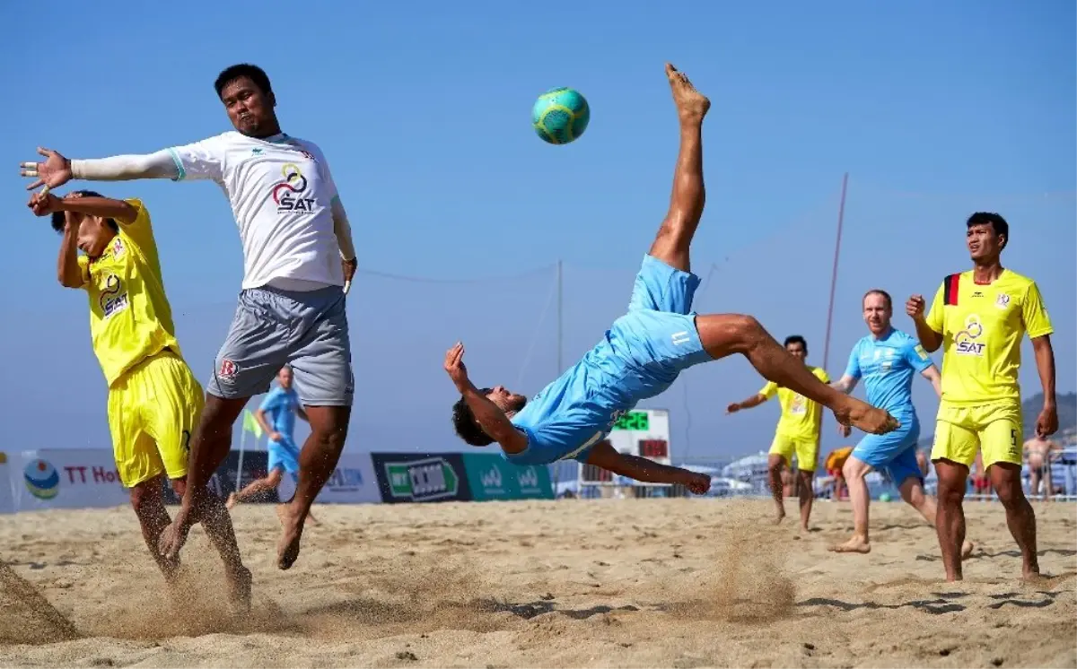 Alanya\'da düzenlenen plaj futbolu şampiyonası nefes kesti