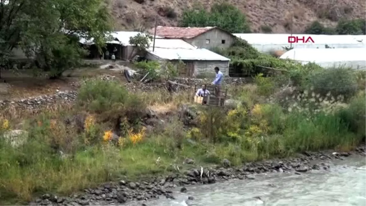 Artvin çoruh nehri\'nden ilkel teleferikle geçen kaymakam, ev ziyaret etti