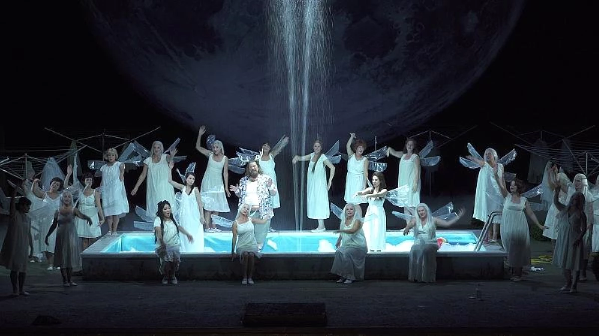 Berlin Devlet Operası yeni sezonu "Windsor\'un Şen Kadınları" ile açtı