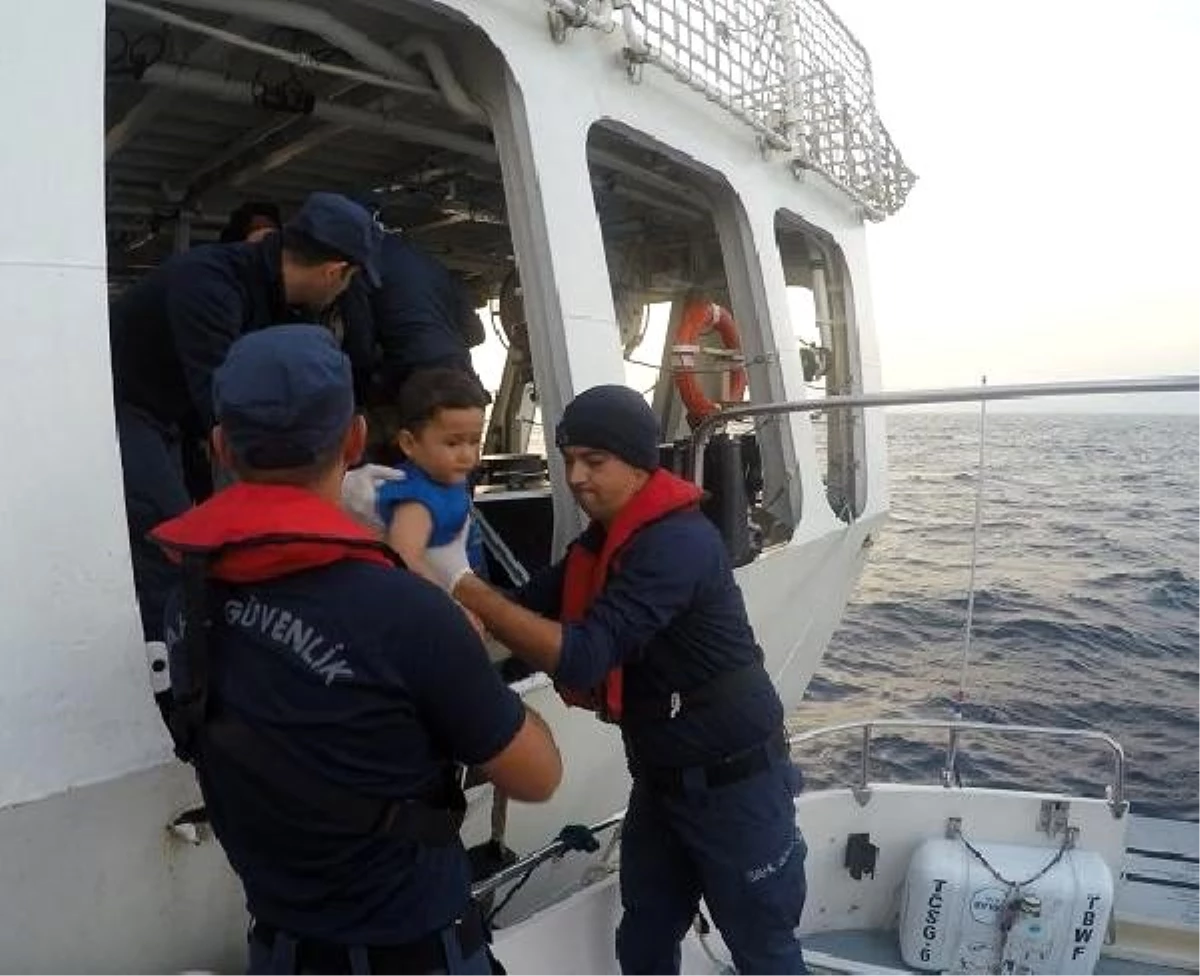 Çanakkale\'de lastik bot içinde 30 kaçak göçmen yakalandı