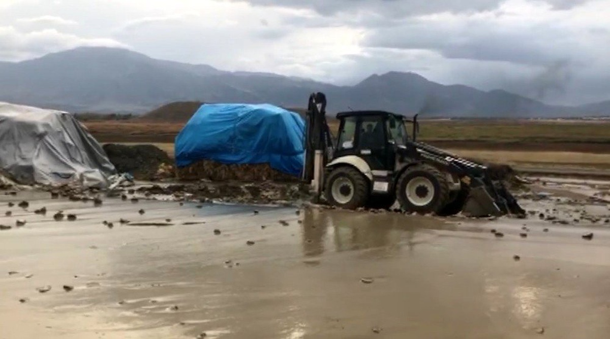 Erzincan\'da yağmur yağışı dereleri taşırdı