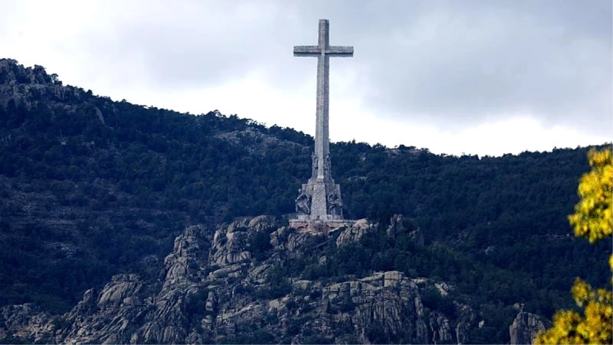 Eski İspanya diktatörü Franco\'nun kabri helikopterle aile mezarlığına taşınacak