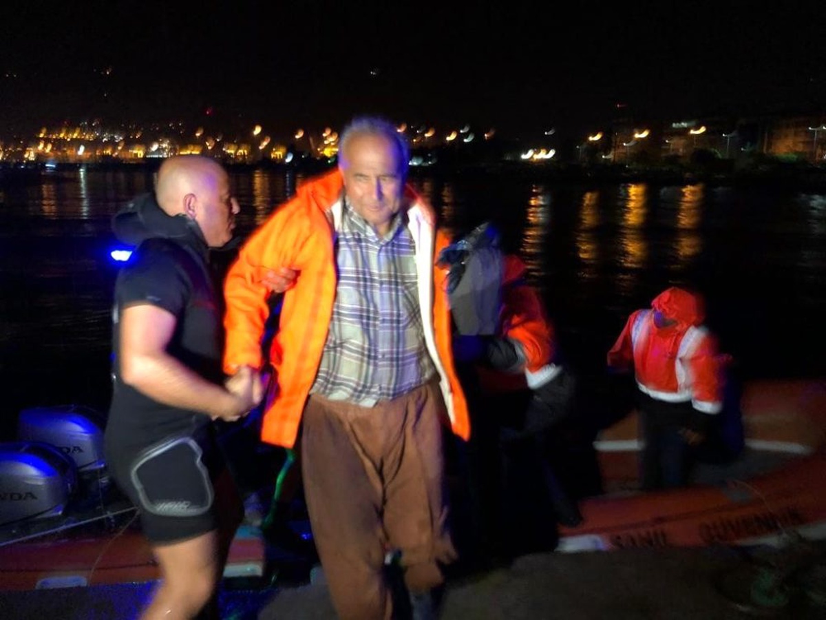 Fırtınaya yakalanan balıkçılar neredeyse canından oluyordu
