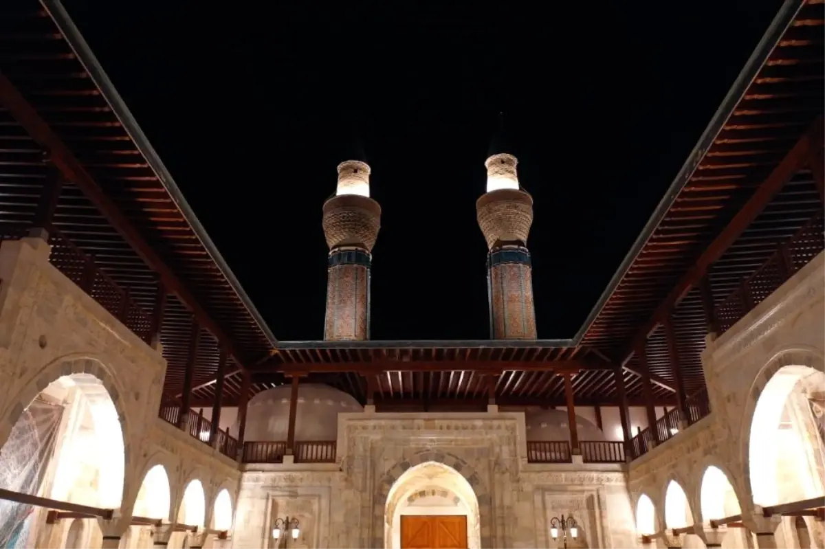 Gök Medrese gece görüntüsüyle de hayran bıraktı