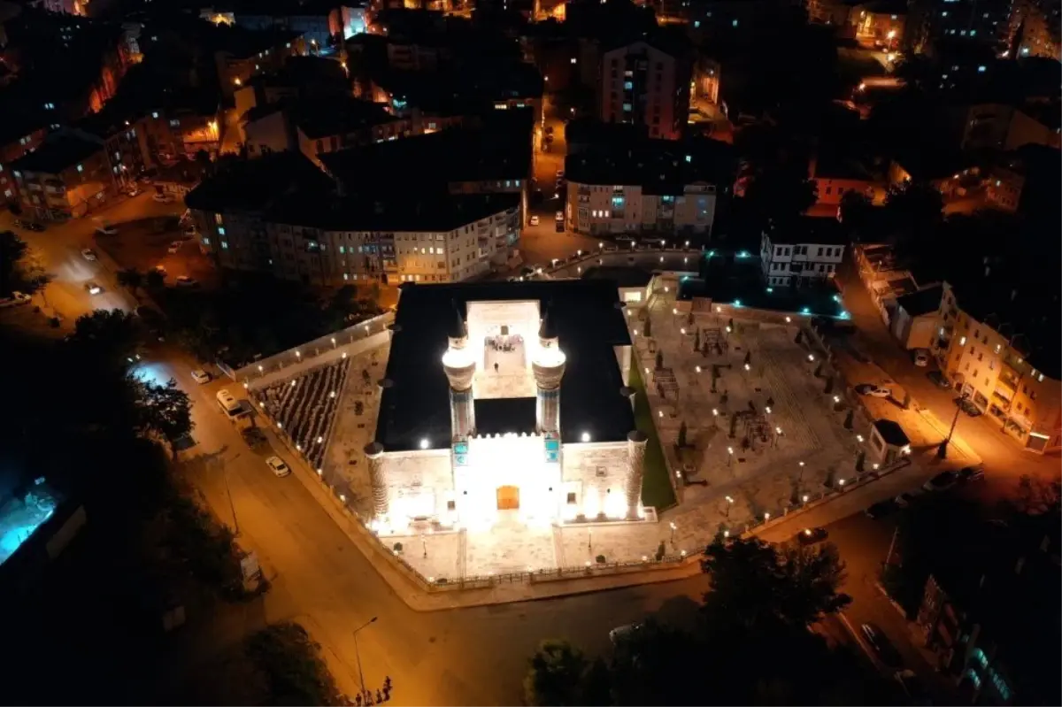 Gök Medrese gece görüntüsüyle de hayran bıraktı