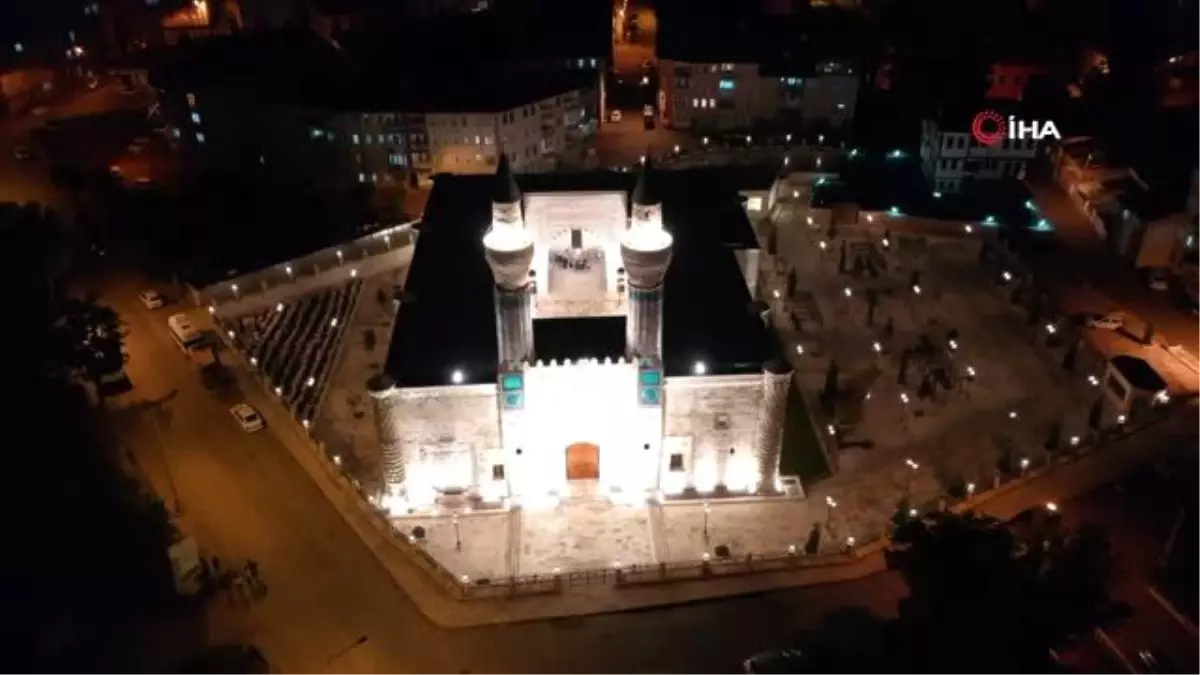 Gök Medrese gece görüntüsüyle de hayran bırakıyor