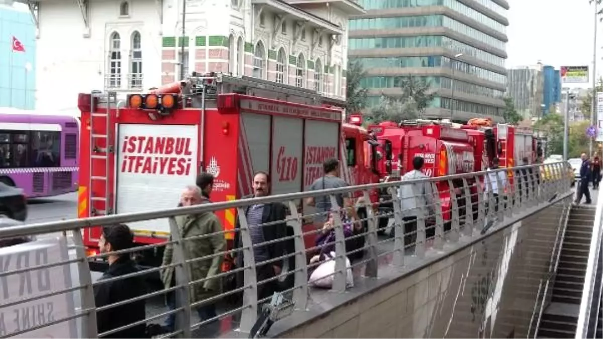 İstanbul\'da metroda bir kadın raylara atlayarak intihar etti