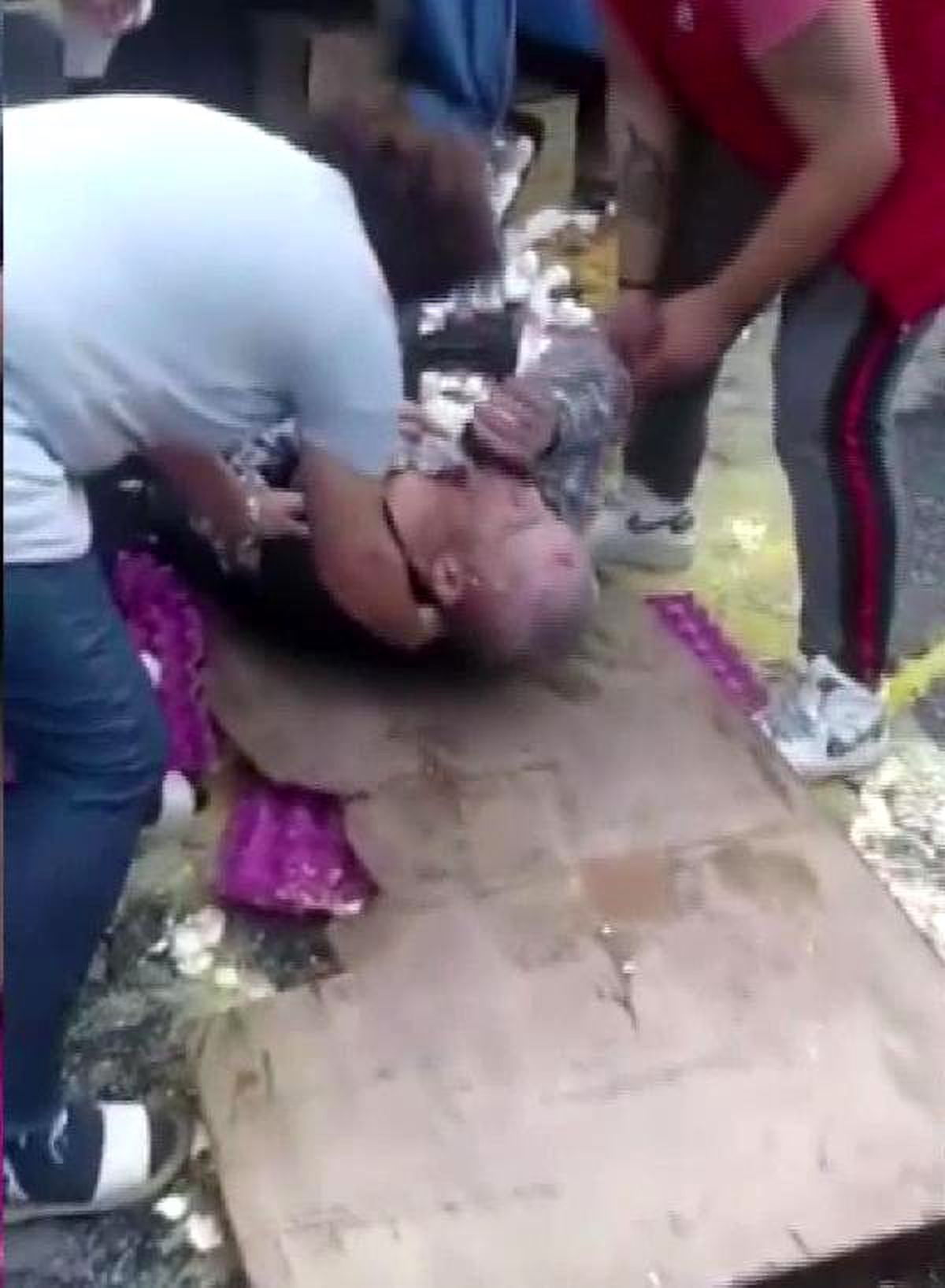 Kadıköy\'de otomobil pazara daldı : 2\'si ağır 8 yaralı