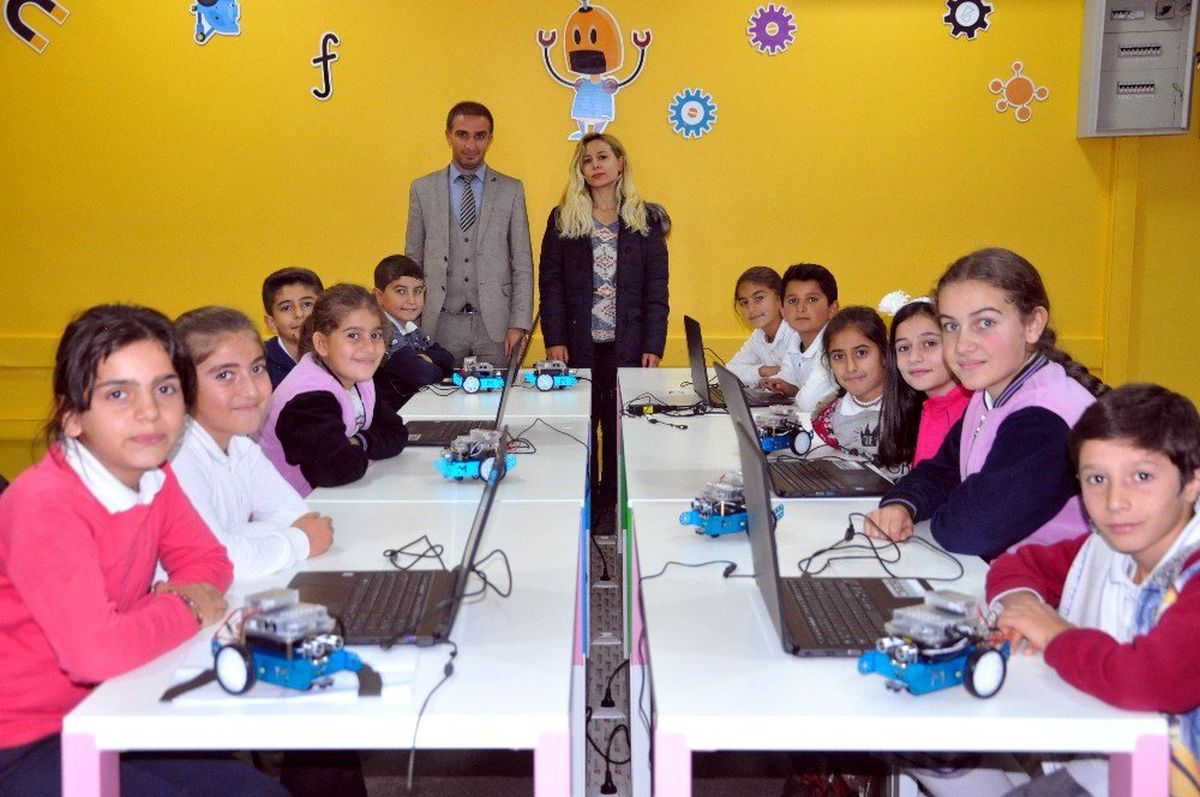 Köy çocukları için \'robotik kodlama sınıfı\' açıldı