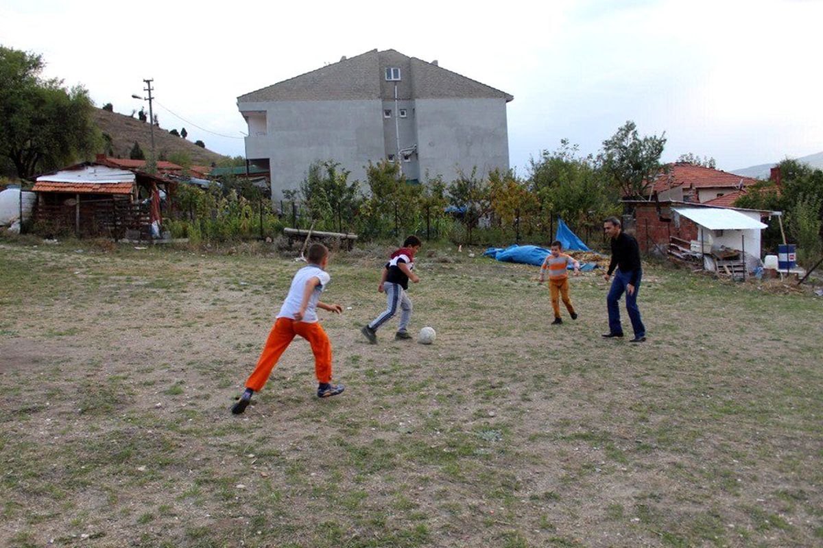 Mahallede kendileriyle futbol oynayan Kaymakam Çiçek\'i ziyaret ettiler