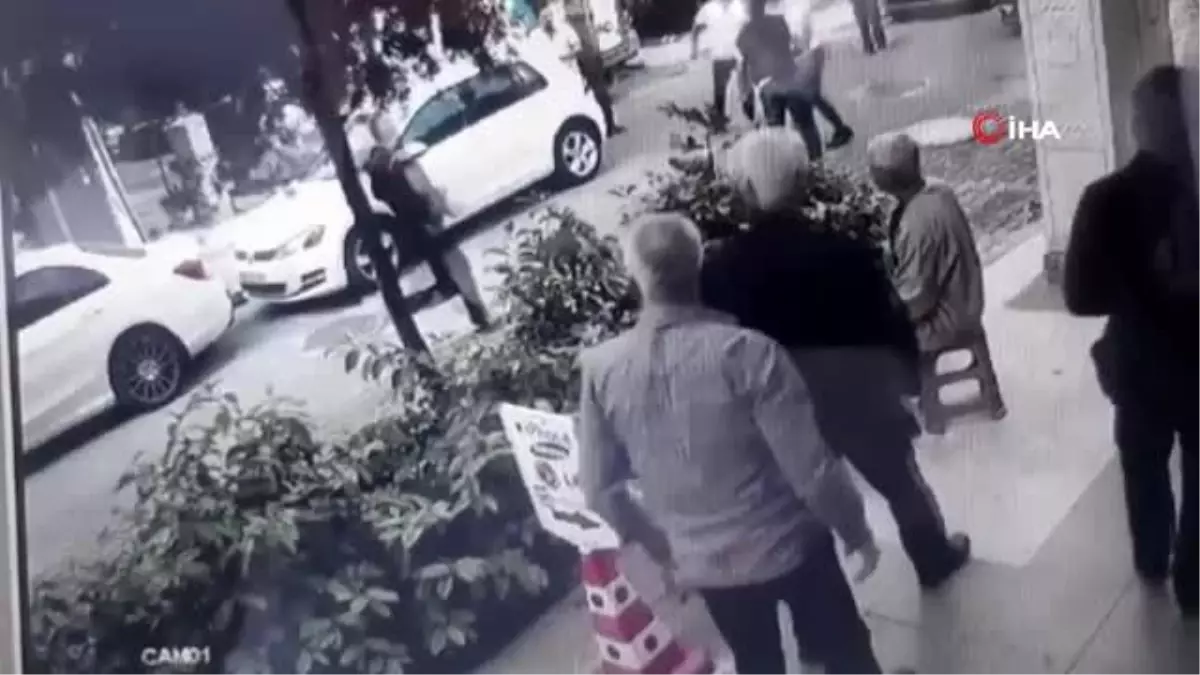 Manisa\'da 11 yaşındaki erkek çocuğa cinsel istismarda bulunan adamı önce dövdüler, sonra polise teslim ettiler