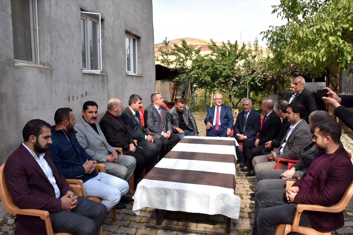 Milletvekillerinden Barış Pınarı Harekatı\'nda yaralanan askere ziyaret