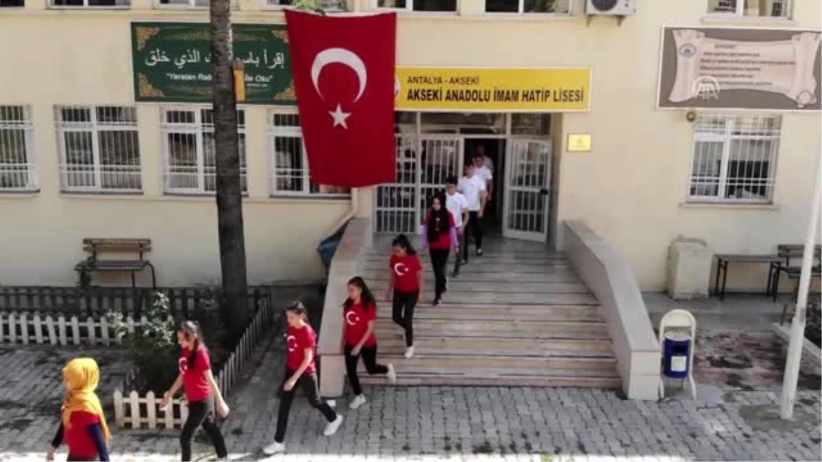 Öğrencilerden Türk bayraklı koreografi