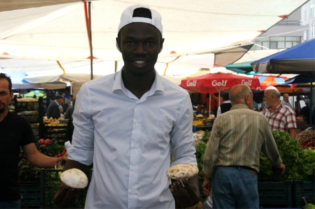 (Özel) Denizli\'de, Gine-Bissaulu pazarcı gencin hikayesi