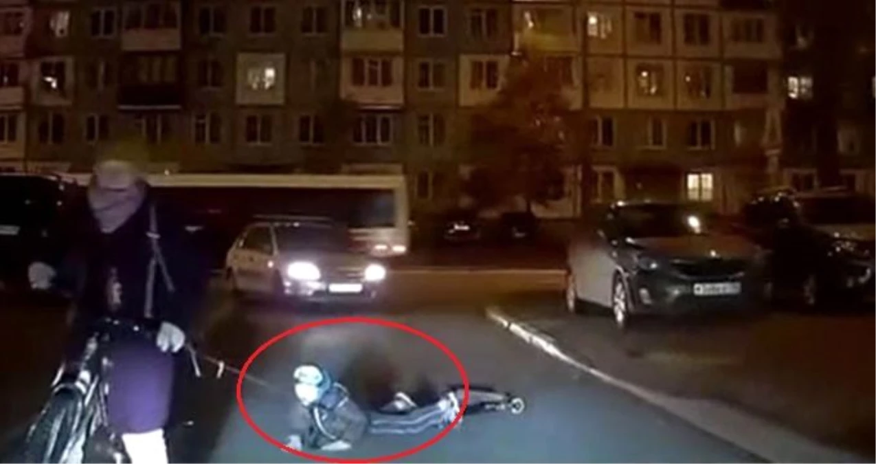 Rusya\'da bir anne, scooter üstündeki çocuğunu iple bisiklete bağladı