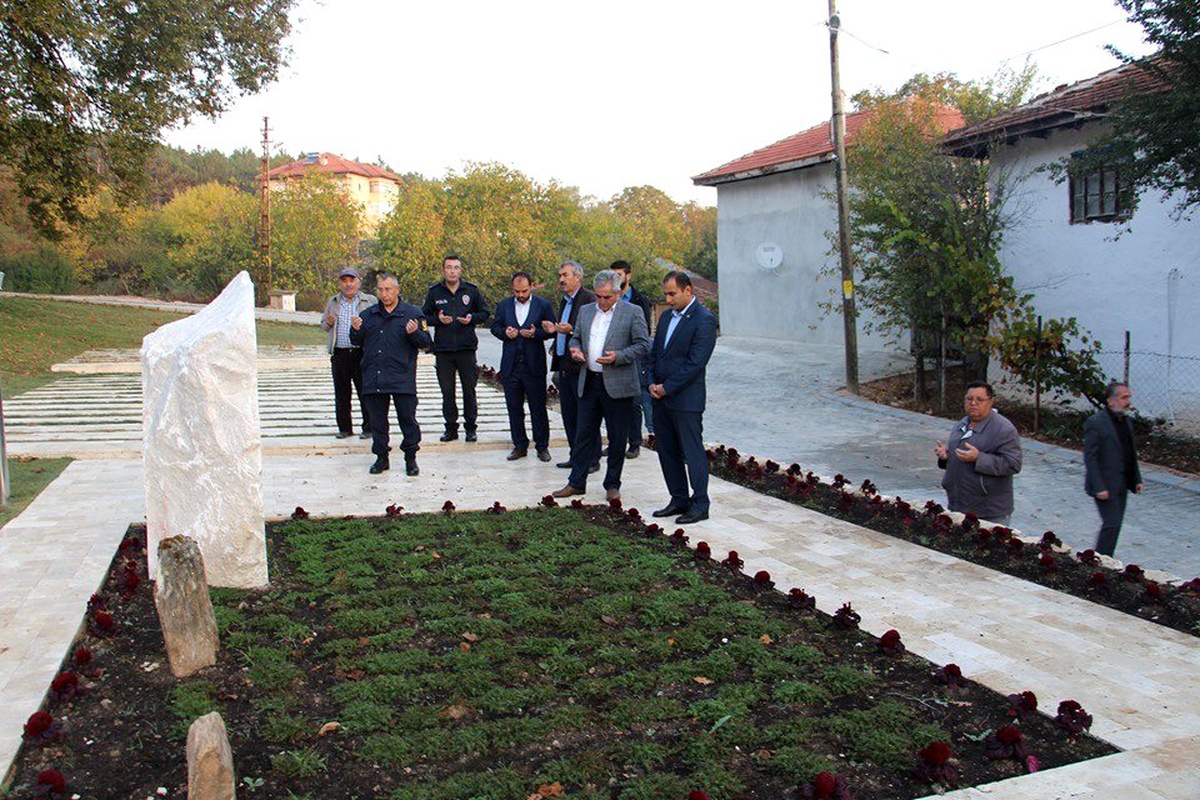 Sabah namazı sonrası şehitliğe ziyaret