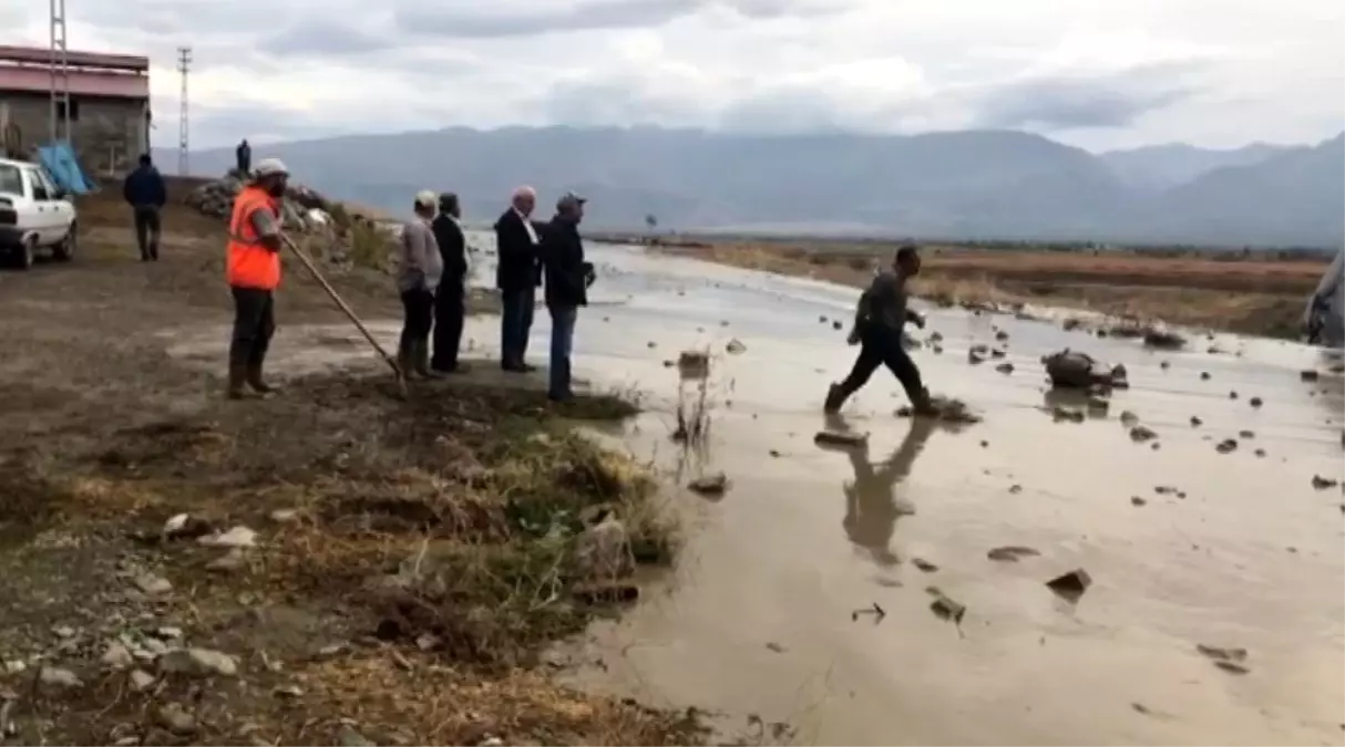 Sağanak yağmur dereleri taşırdı