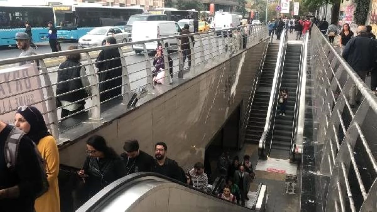 Şişli-Mecidiyeköy Metro İstasyonu\'nda intihar girişimi (1)