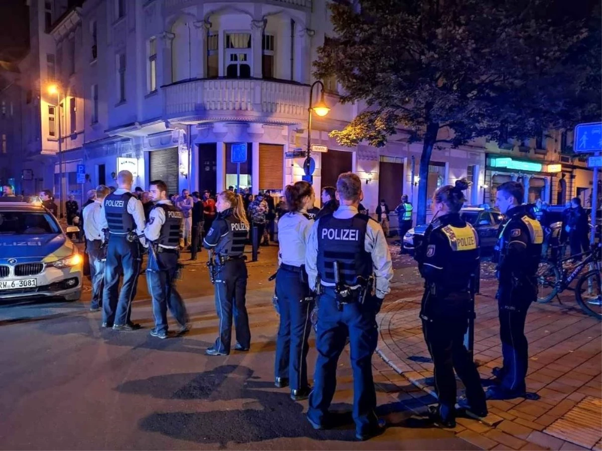 Almanya\'da terör örgütü yandaşları Türk kahvesine saldırdı! Polis biber gazıyla müdahale etti