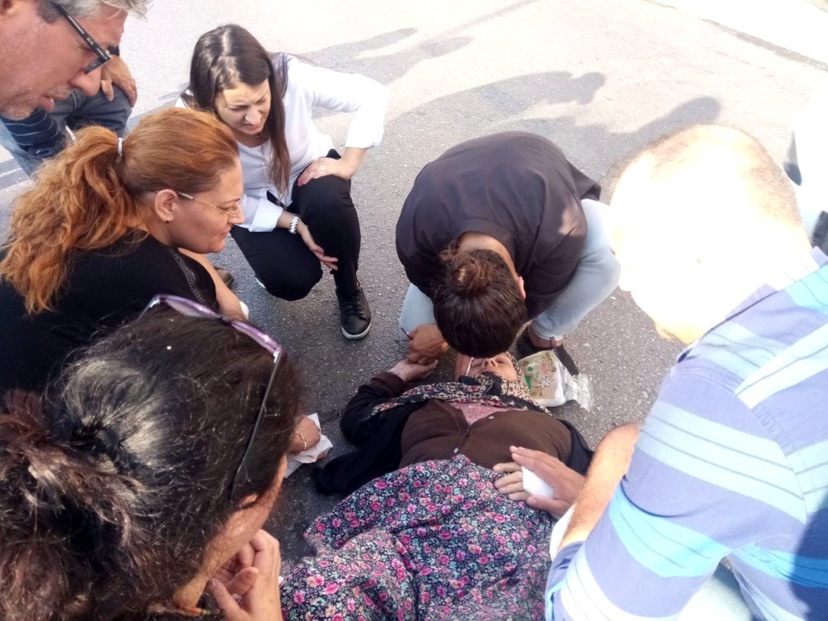 Yolun karşısına geçmek isterken canından oluyordu